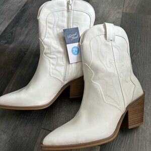 Universal Thread Cream Western Ankle Boots